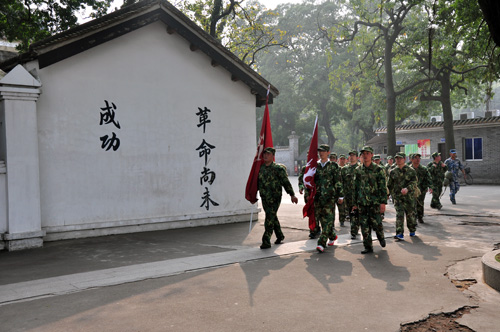 10公里野外拉练，秋葵APP下载终于到达目的地，黄埔军校旧址